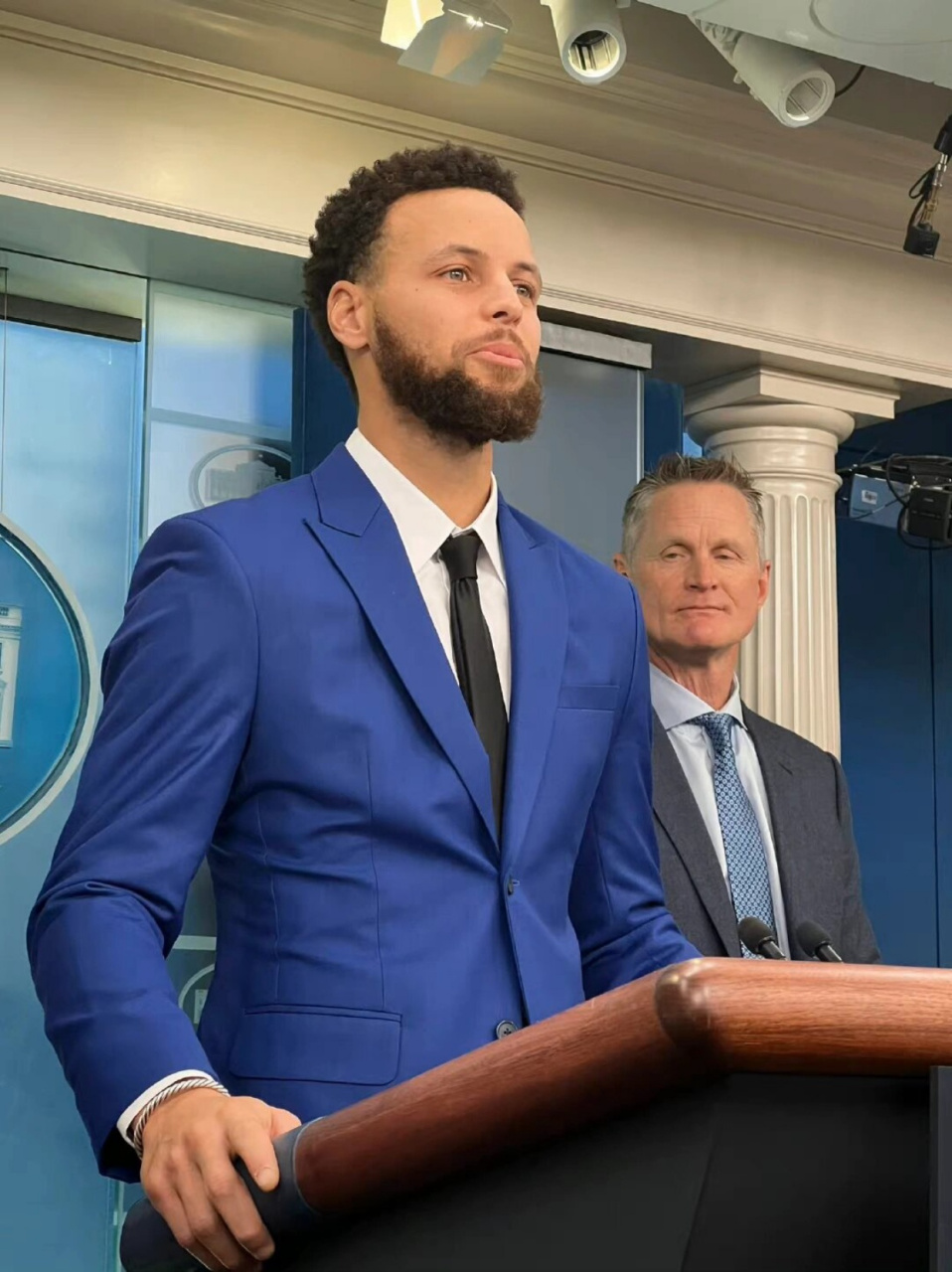 年赛季,库里获得了全明星mvp,2974历史三分王,首个西决mvp,2021-2022