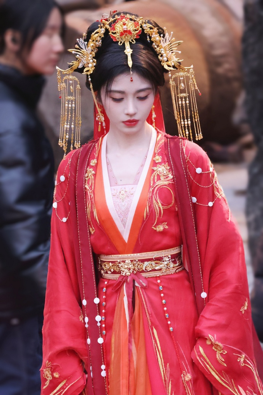 #千香鞠婧祎# #鞠婧祎# 穿婚服的姜黎非. 红色很衬人,据说是大虐,路透