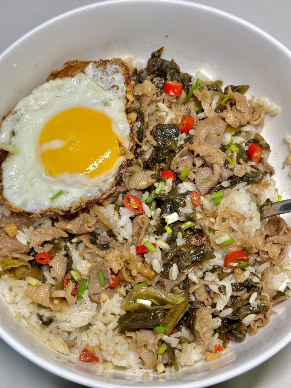 今天我们来做一个小炒酸菜牛肉饭!