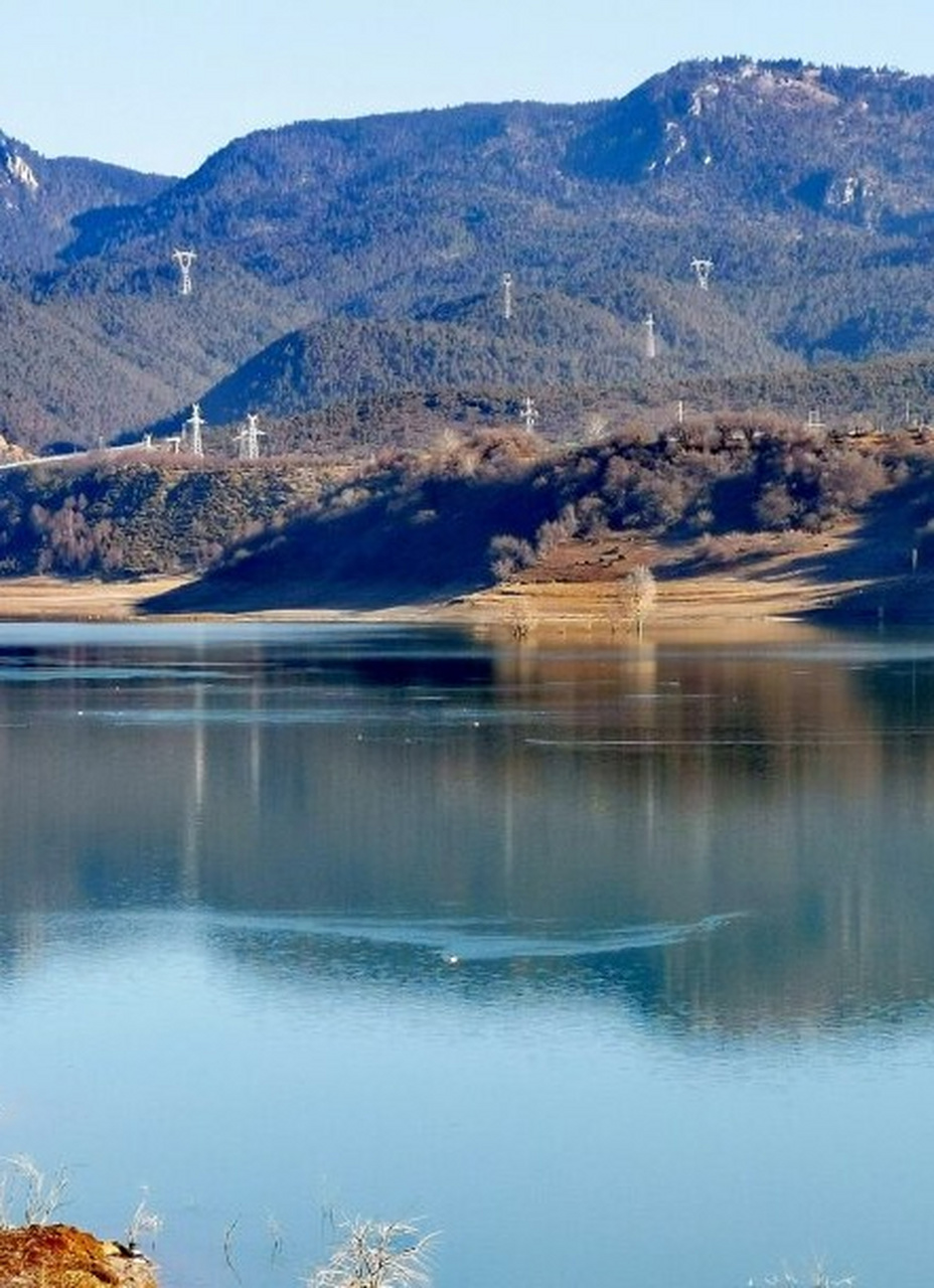 旅行影记小中甸水库  当我第一次来到小中甸水库时,我简直不敢相信自