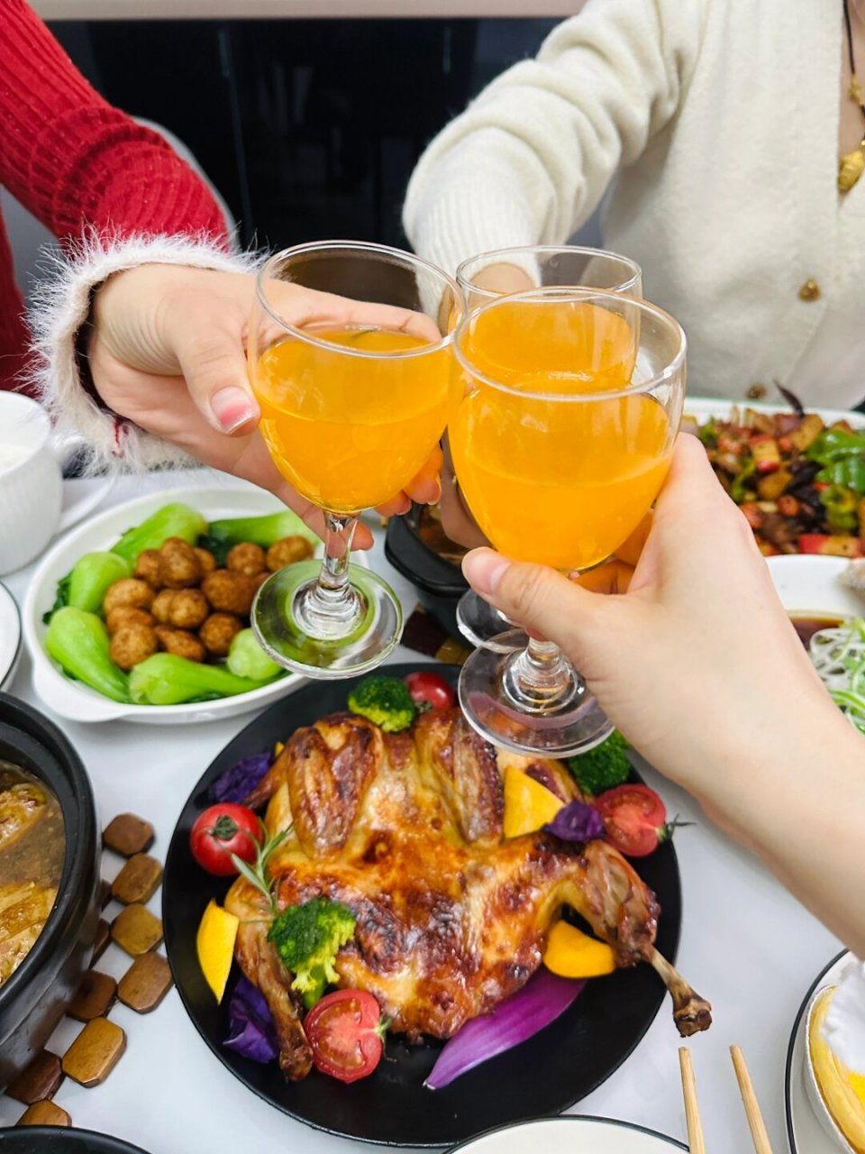 今天,我的闺蜜们来家里聚会,我准备了一桌丰盛的饭菜来款待她们.
