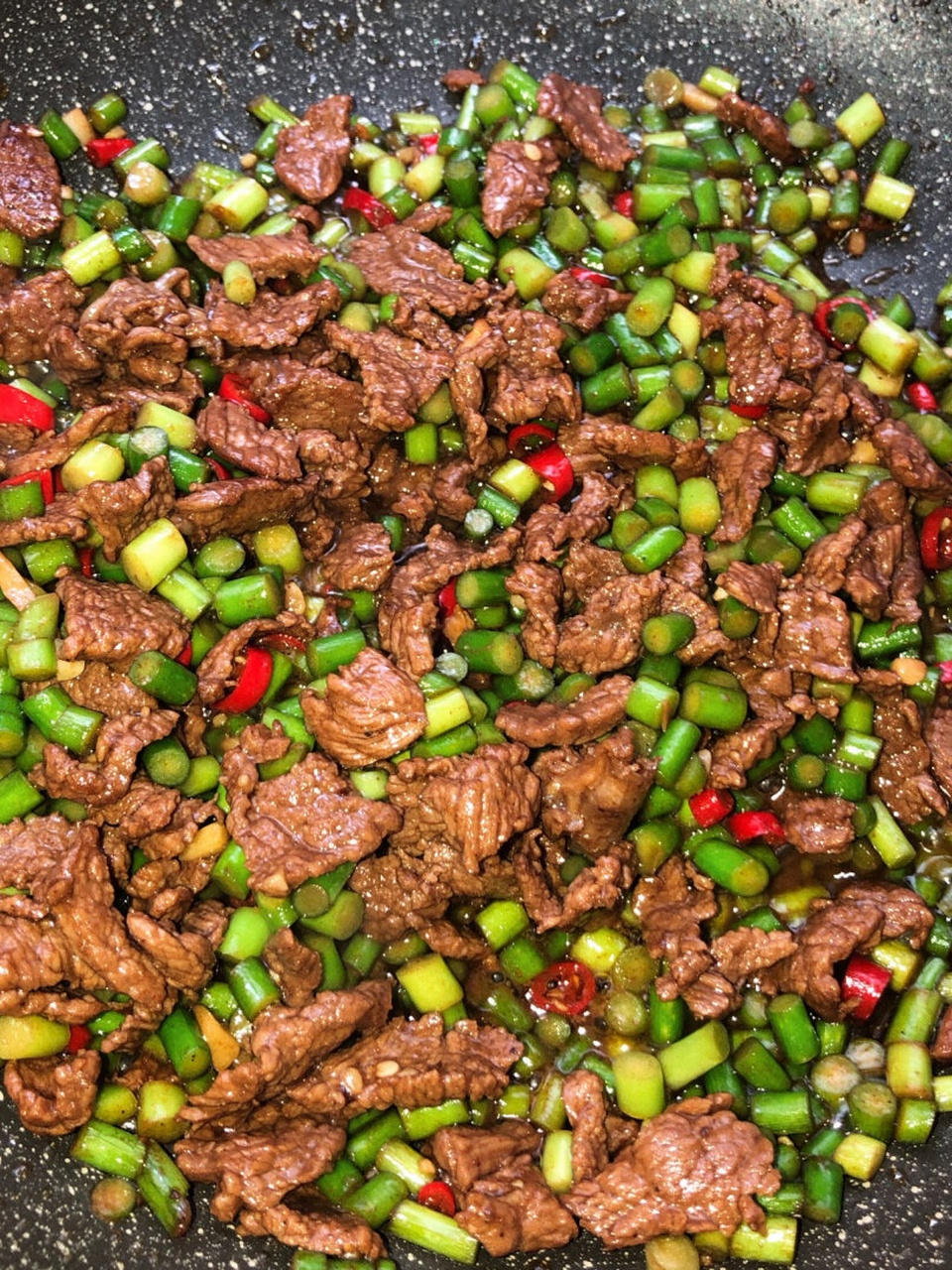 下饭的蒜苗孜然牛肉干饭人必备  嘿,今天我要分享一道美味的牛肉做法