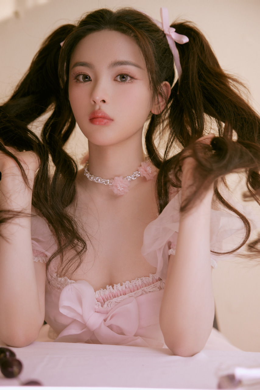 杨超越身穿一件粉色蓬蓬公主裙,显得粉嫩可爱.