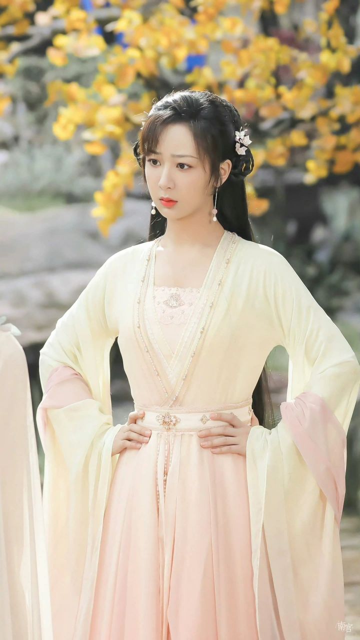 颜淡《沉香如屑》六色纱裙造型   在古装剧《沉香如屑》中,杨紫饰演的