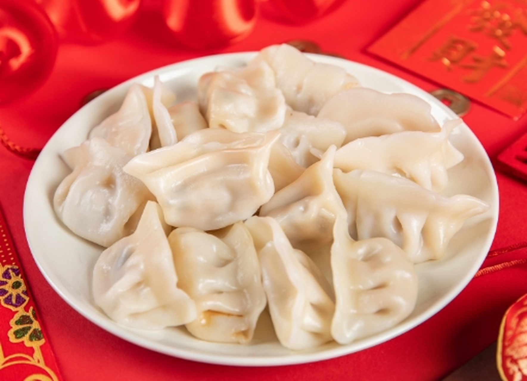 中国春节的传统食品有很多,除了饺子之外,还有年糕,汤圆,糍粑,腊肠