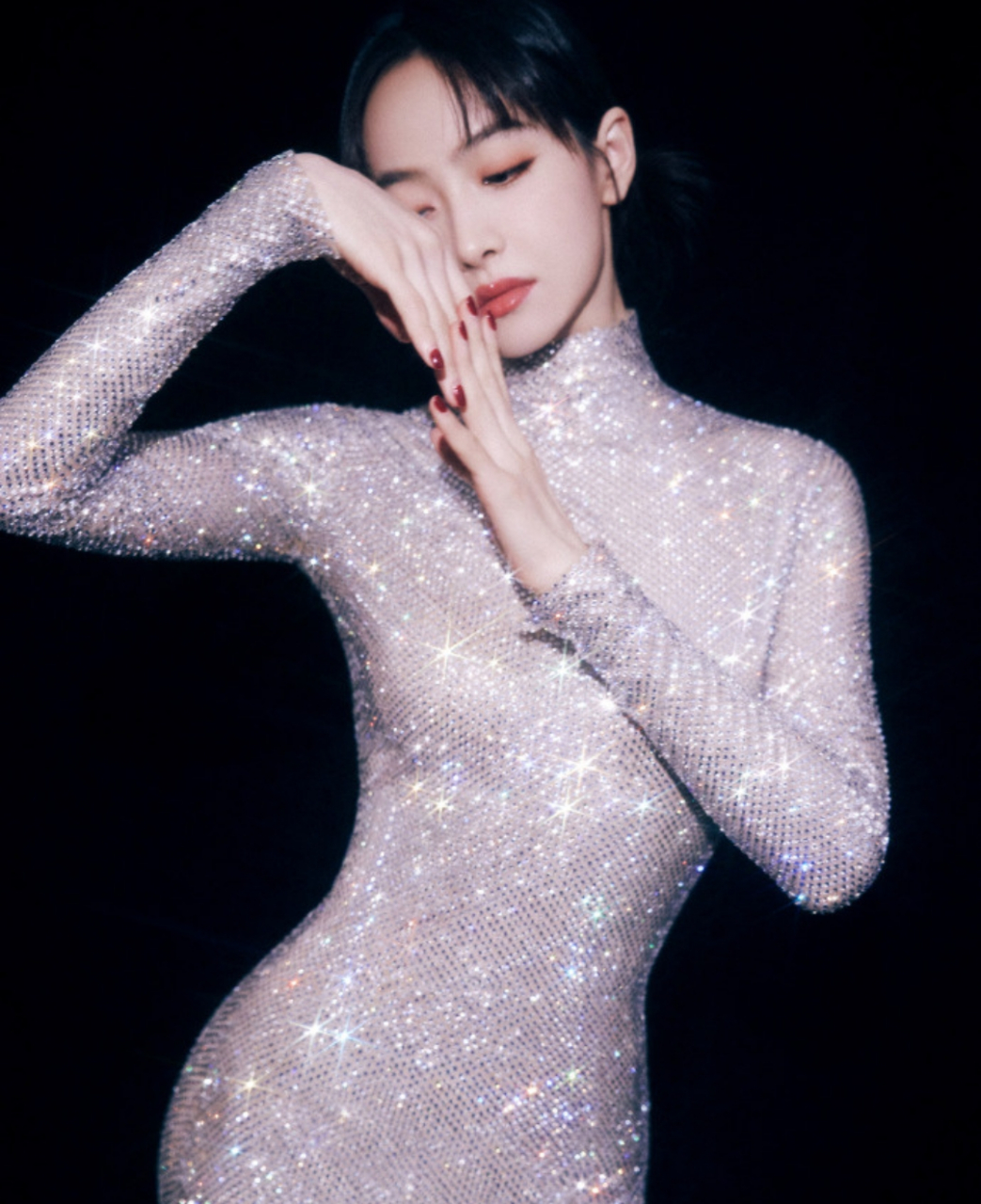 宋茜穿婚纱参加2024网络视听盛典!不得不说,这钻石头纱真是美绝了!