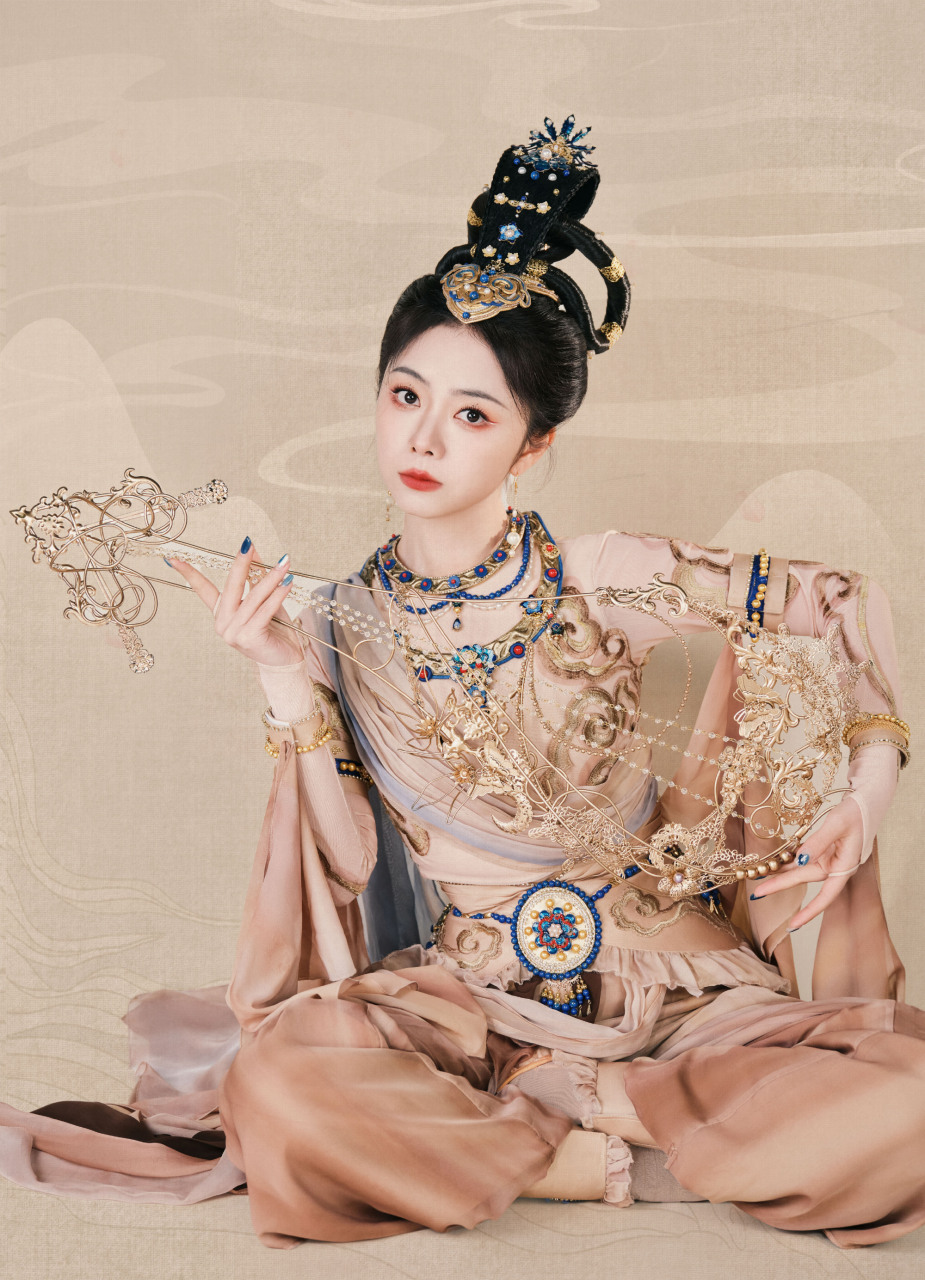 湖南卫视春晚,谭松韵胡姬妆造太好看了, 翩翩长袖舞起大唐风韵,釉下