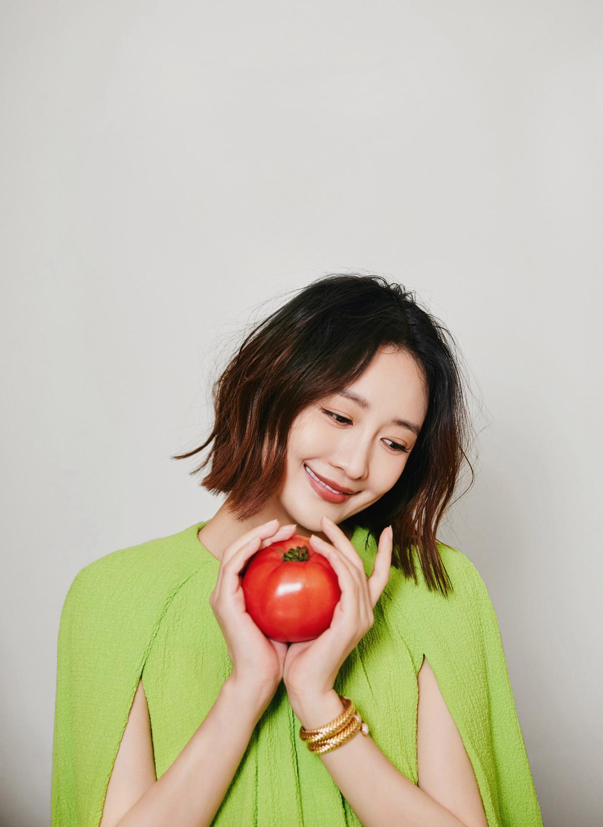 王鸥留短发还挺好看笑容明媚又美又温柔