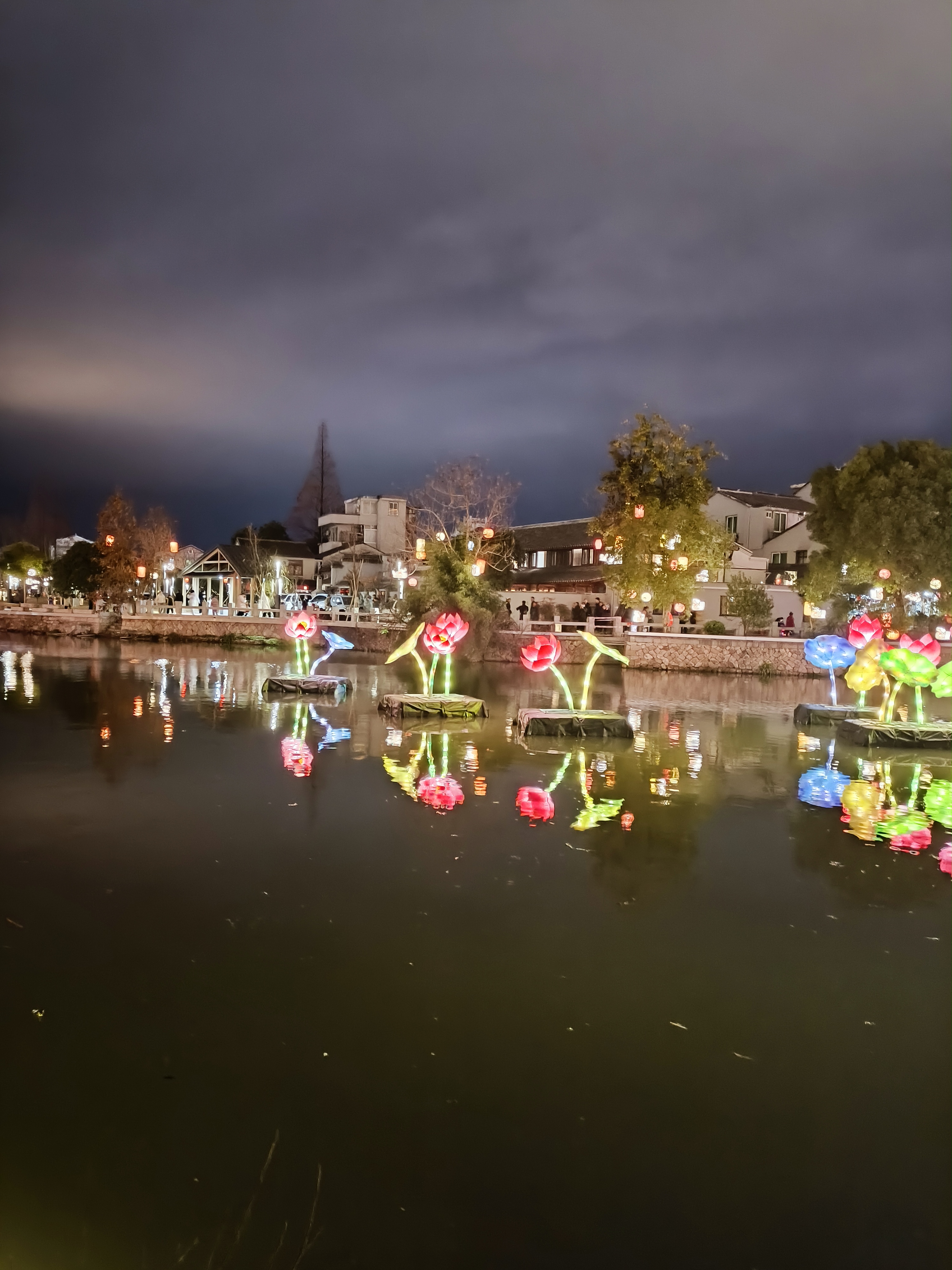黄岩五洞桥的灯会璀璨夺目,人山人海.