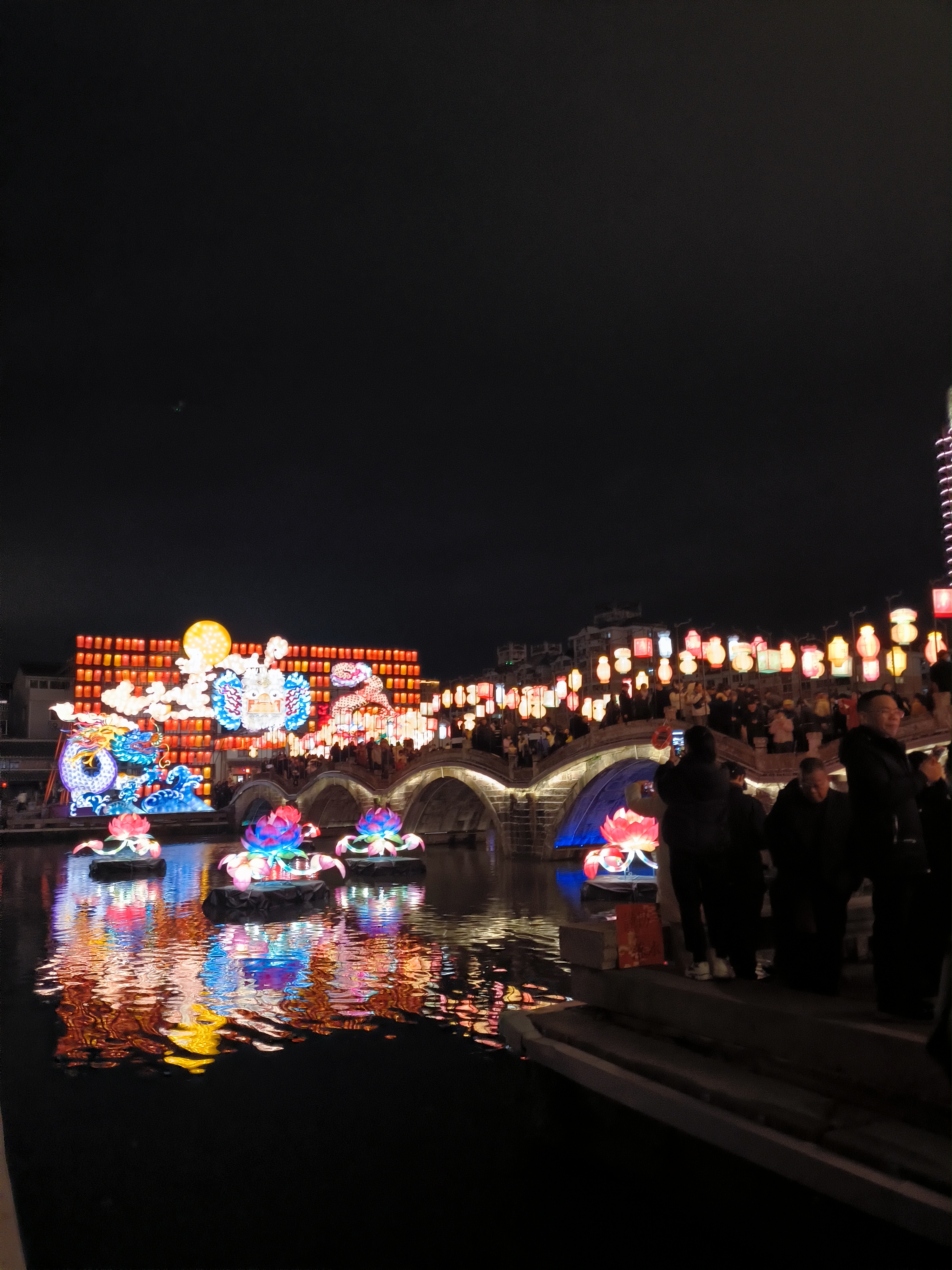 黄岩五洞桥的灯会璀璨夺目,人山人海.