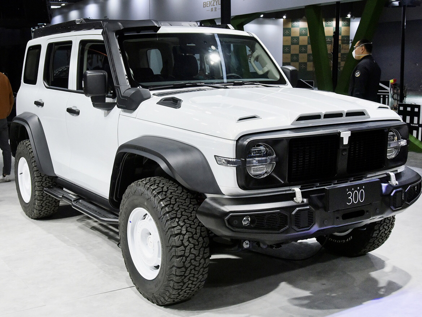 福特版的坦克300(深绿色款)和国产真正的坦克300,觉得福特版的车型