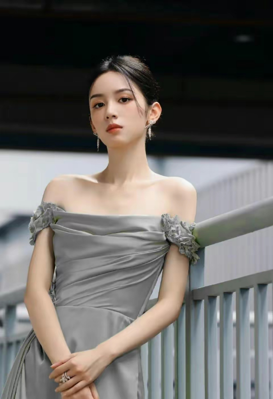 周也的一套露肩礼服写真,五官也太迷人了,还有这逆天颜值,太让人喜欢