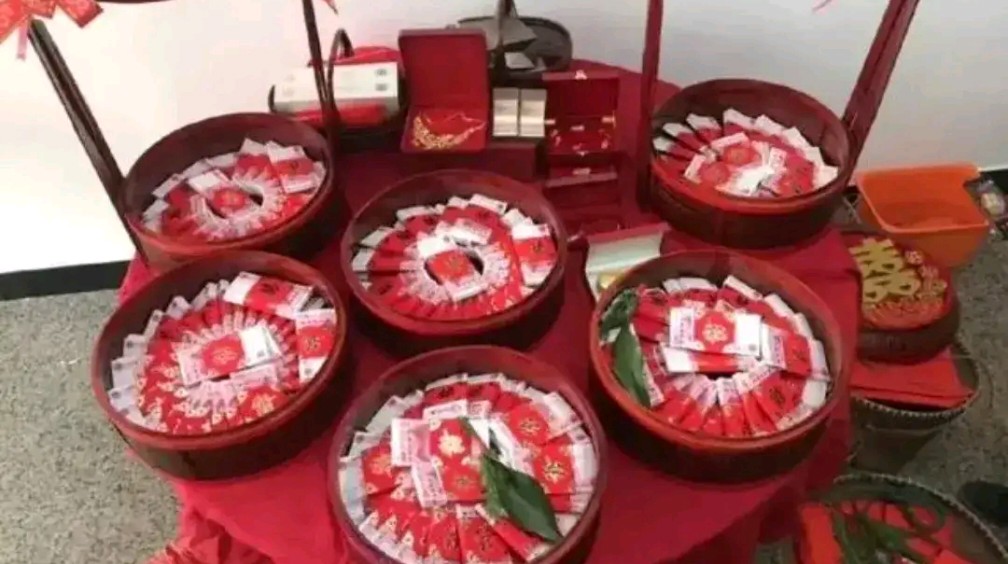 不过都是结婚当天带回婆家.并且娘家都要添一些嫁妆钱,一起带回来.