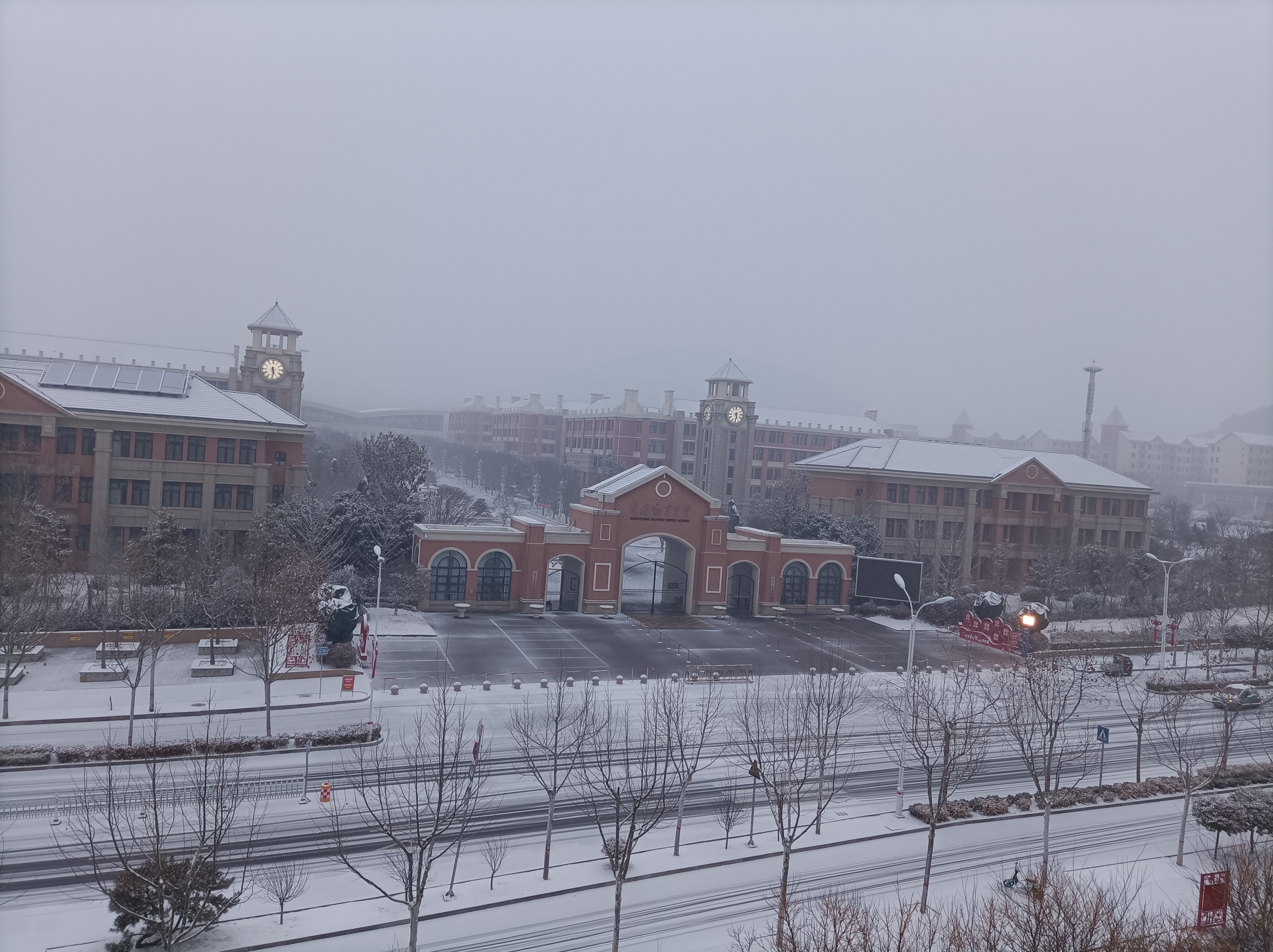 轻飘飘的雪花簌簌落下,校园好似从通话里走出来的唯美又静谧.