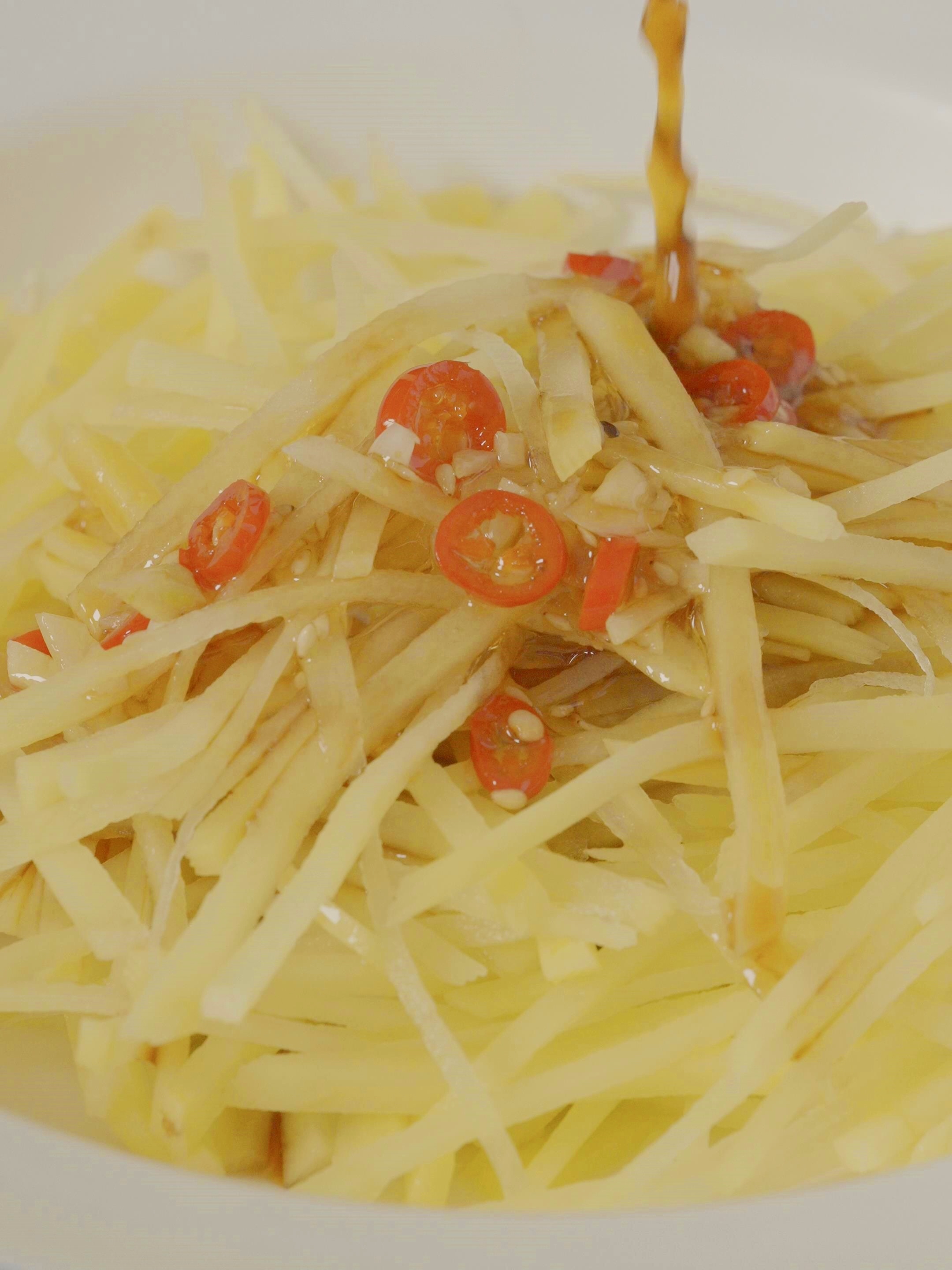 拒绝外卖!10分钟快手做捞汁土豆丝,管饱!