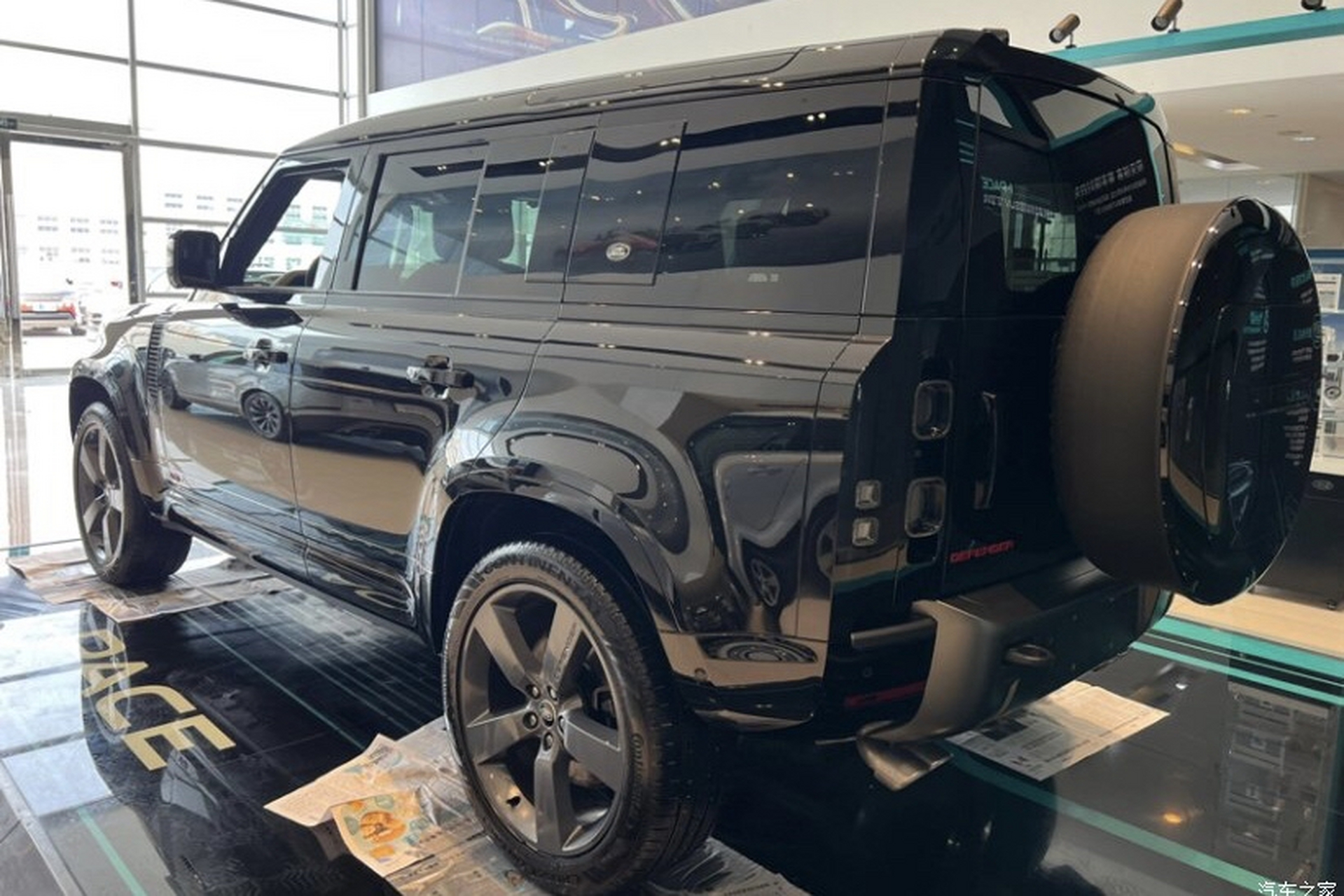 把路虎卫士改装成黑武士,再贴个红色前标,气场立马就不一样了