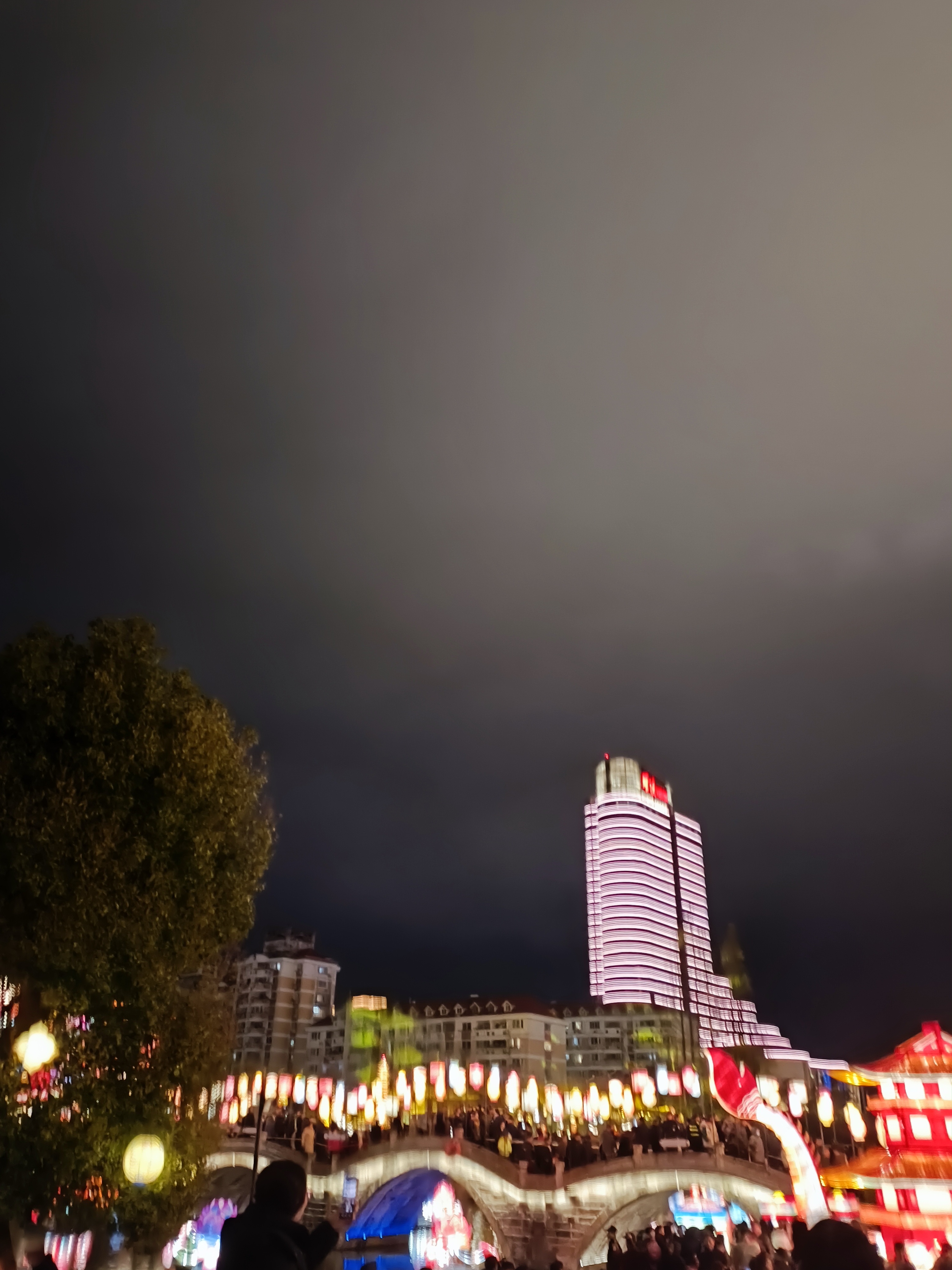 黄岩五洞桥的灯会璀璨夺目,人山人海.
