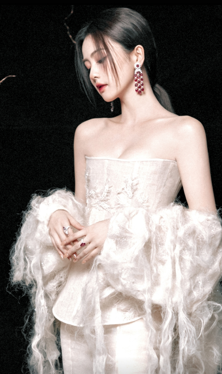 白鹿身穿白色抹胸裙,气质优雅,宛如天仙.