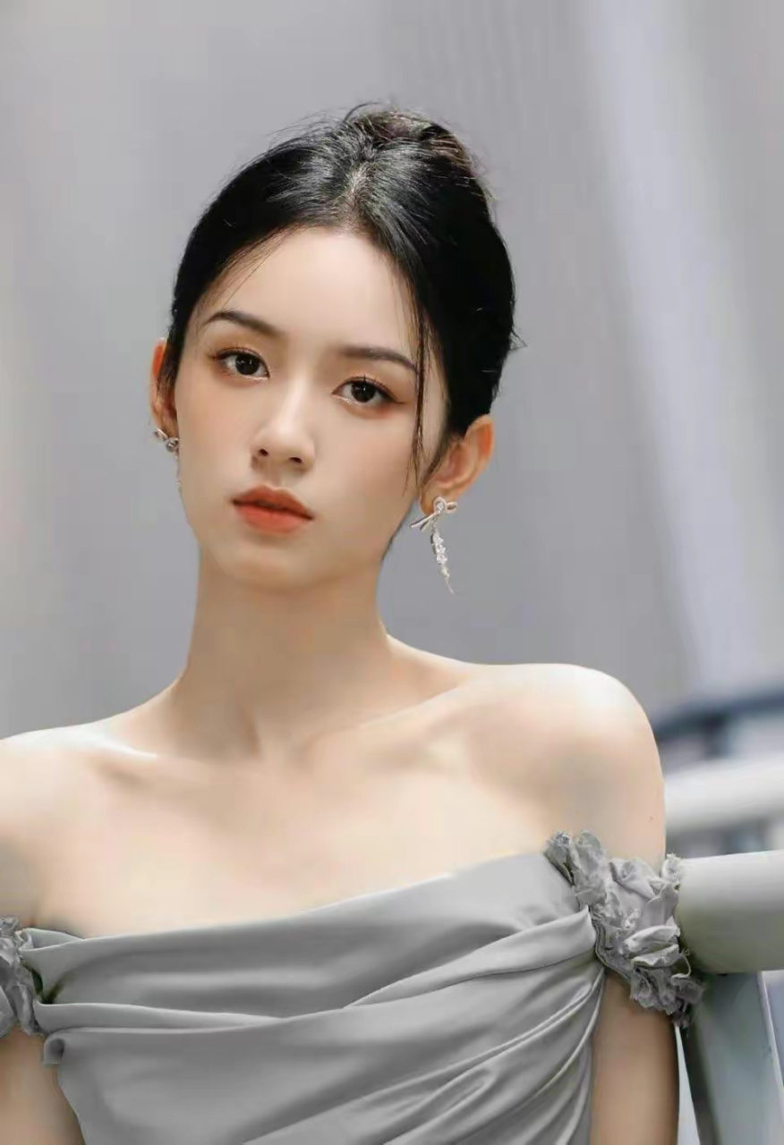 周也的一套露肩礼服写真,五官也太迷人了,还有这逆天颜值,太让人喜欢