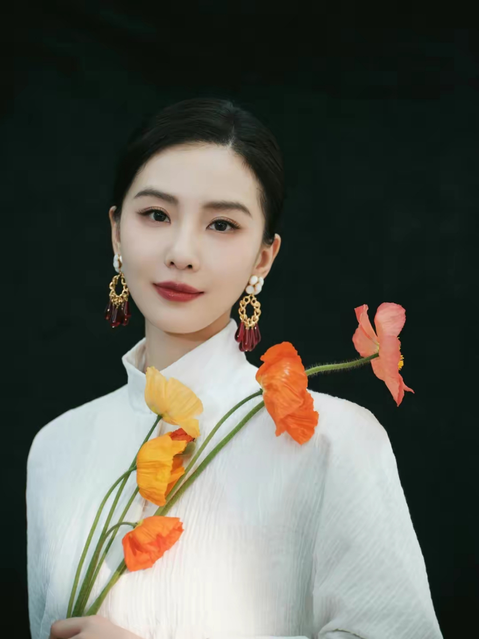 刘诗诗最新活动造型来袭,身穿白色中式旗袍,头簪红花,婉约又大方  不