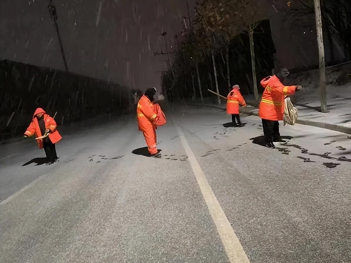 回顾河南高速通宵除雪边下边清积雪只要超过1厘米人工就要上