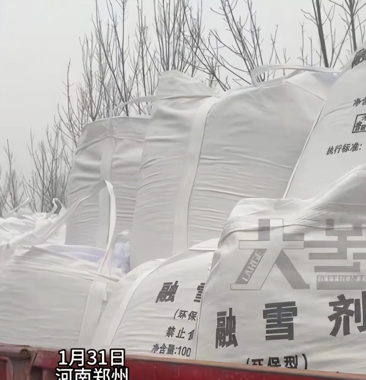 回顾河南高速通宵除雪边下边清积雪只要超过1厘米人工就要上