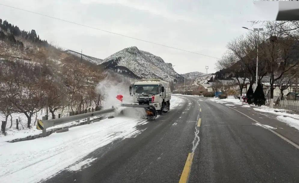 回顾河南高速通宵除雪边下边清积雪只要超过1厘米人工就要上