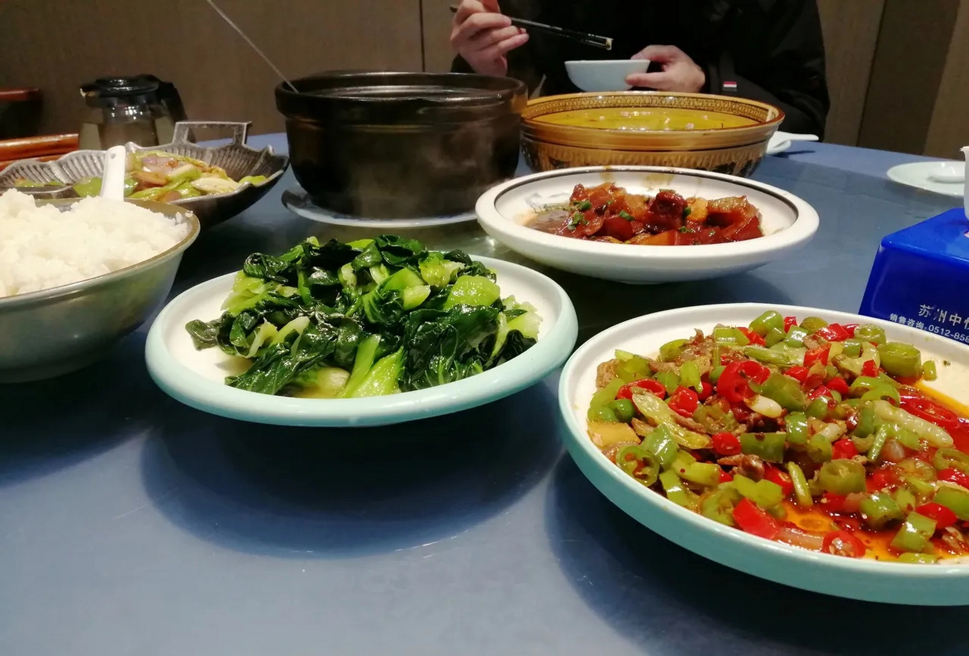 同事让我中午请客吃饭,去吃农家乐.我问为什么是我?理由呢?