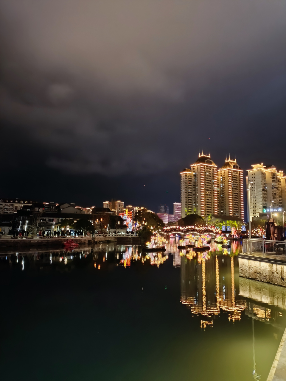 黄岩五洞桥的灯会璀璨夺目,人山人海.