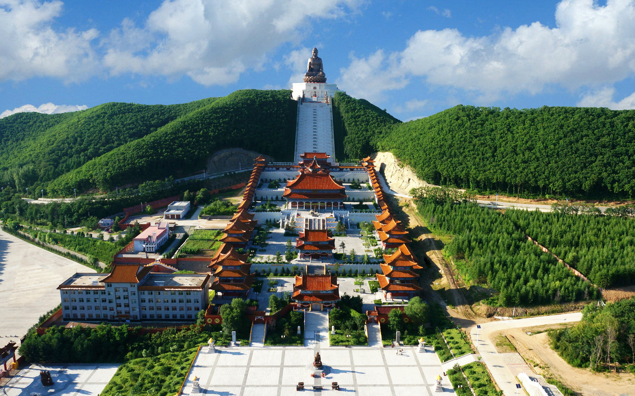 珲春市位于延边朝鲜族自治州,是东北亚的明珠城市.