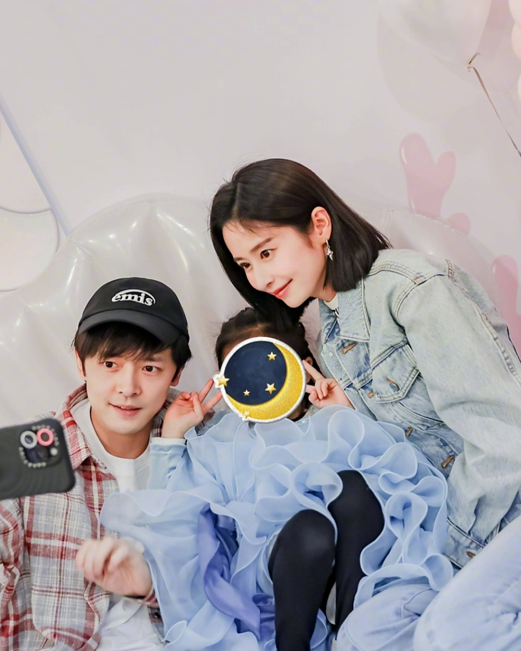 付辛博和颖儿为女儿小月亮庆生,颖儿这个当妈的分享了一家人美满温馨