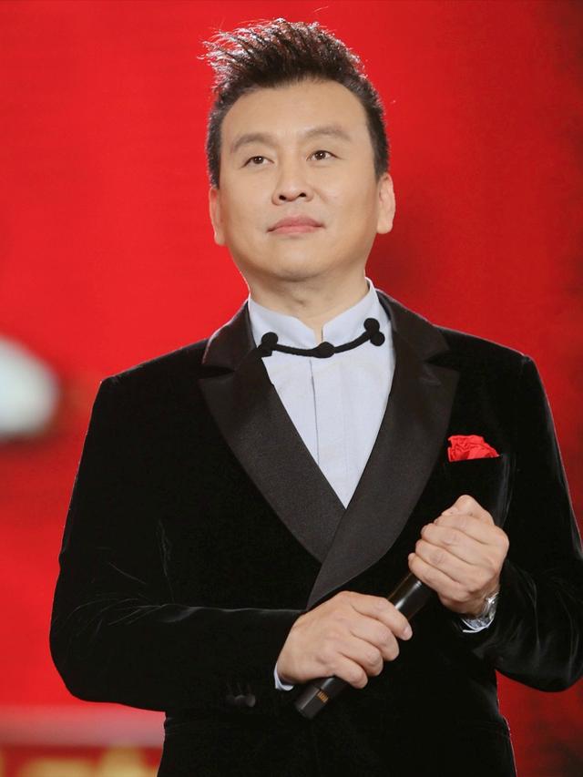 回顾:张泽群母亲去世,妻儿远在美国没有回来,孤独一人含泪送别