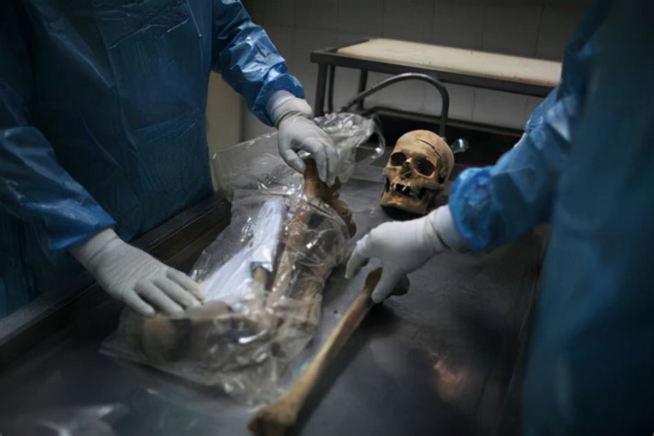 只剩下了白骨……崎岖的山路,险要的地势,嶙峋的悬崖底下,没有太多