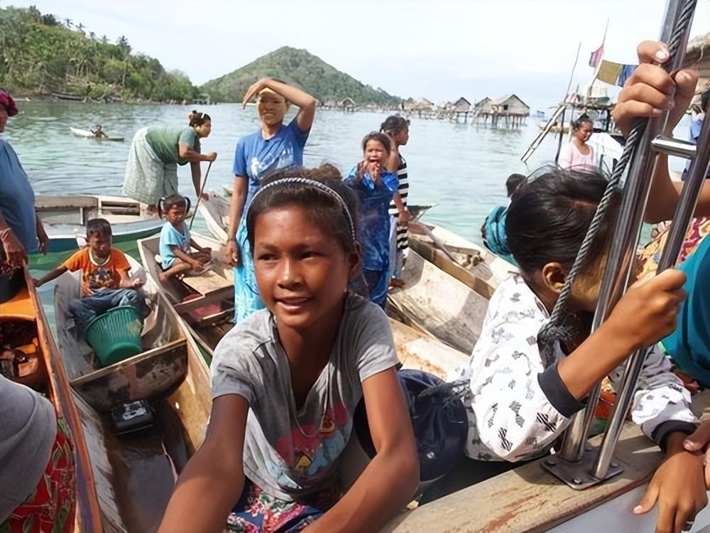 回顾没有国籍的巴瑶族一生只能待在水里身体开始进化