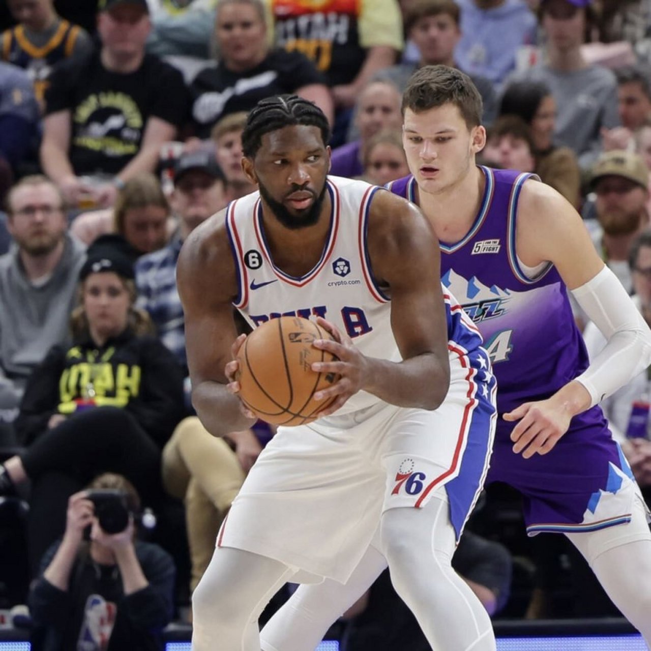 费城76人队球星乔尔-恩比德面临半月板撕裂困扰,是否手术成疑.