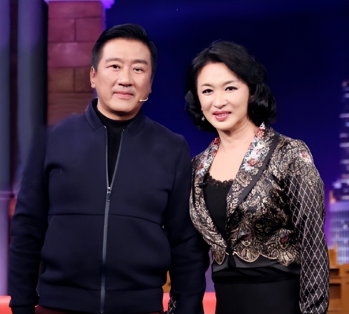 他与妻子赵雪华恩爱如初,成为娱乐圈的模范夫妻.
