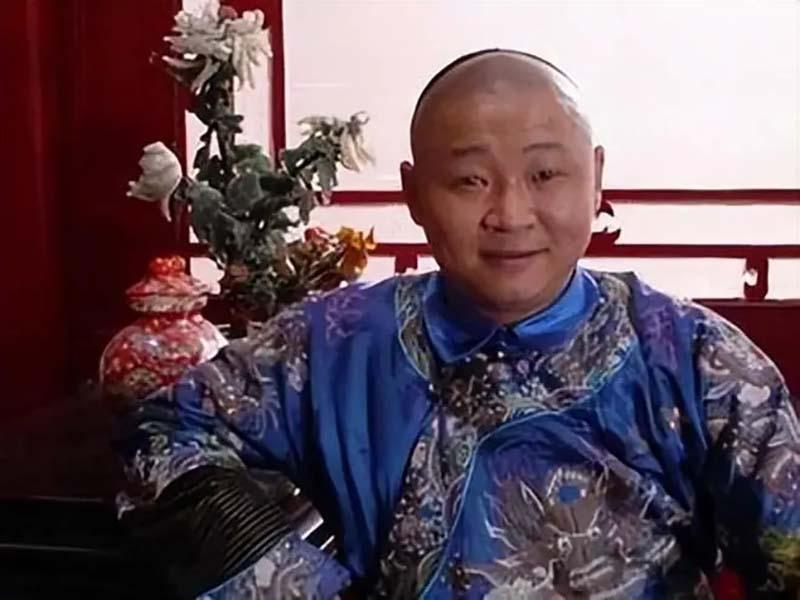 回顾:三德子养鸡身价上亿,只骑电驴不开豪车,娶小15岁1米8娇妻