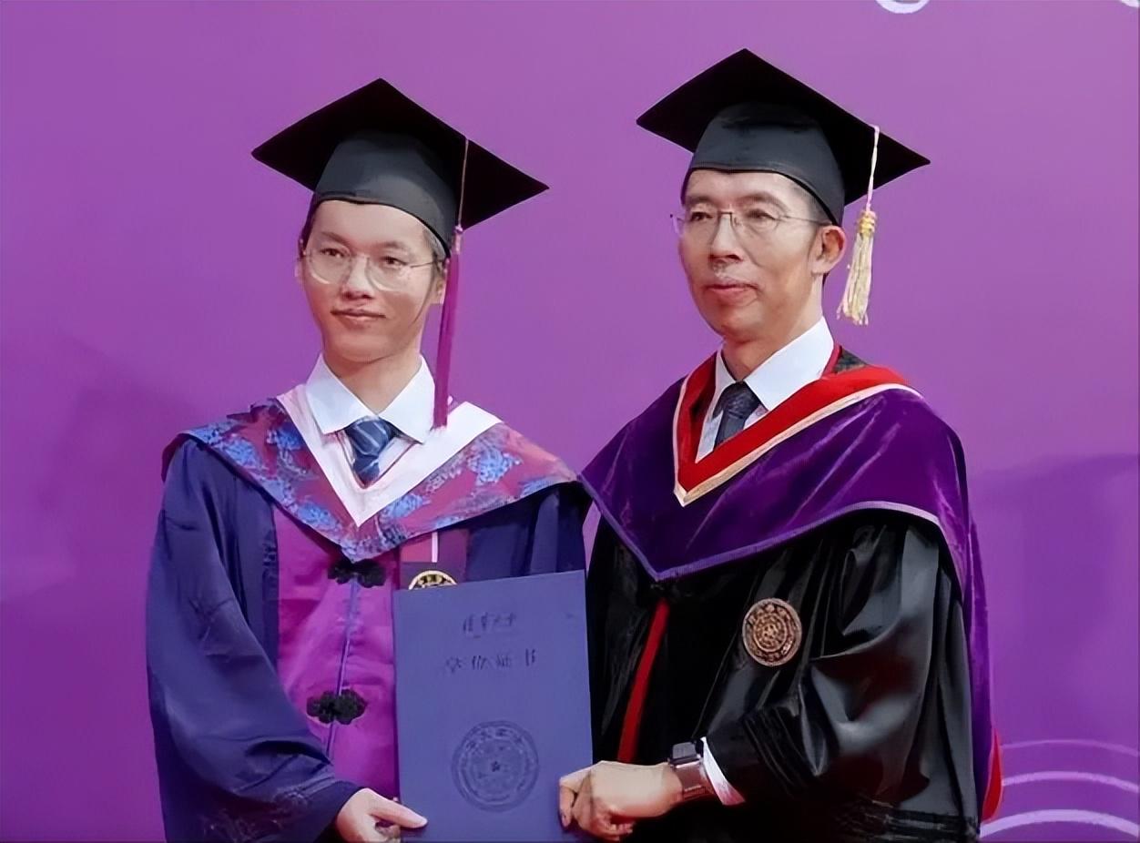 清华大学的校长邱勇早就听闻了林万东的故事,他特地在开学典礼上称赞