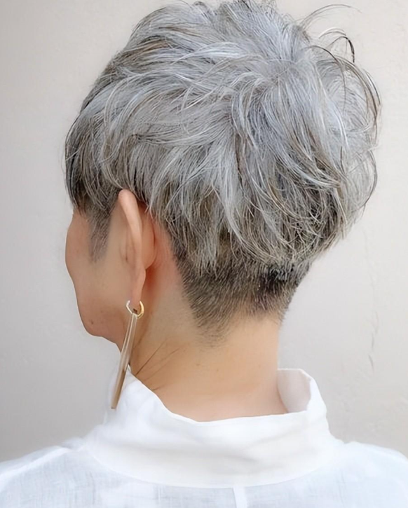 60到80岁的女性,头发银白发型这样剪,利落时尚显气质