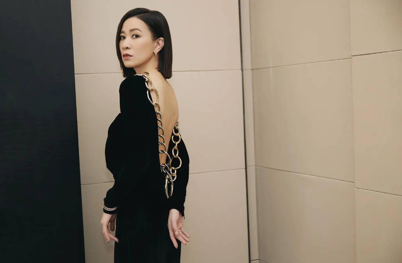 佘诗曼活动造型大胆颠覆,高开叉深露背礼服,经验绝美气场全开