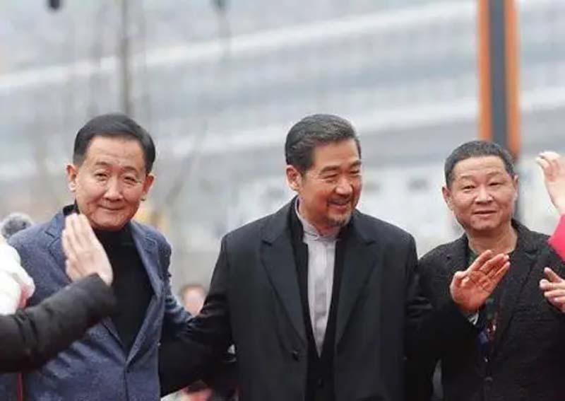 回顾:三德子养鸡身价上亿,只骑电驴不开豪车,娶小15岁1米8娇妻