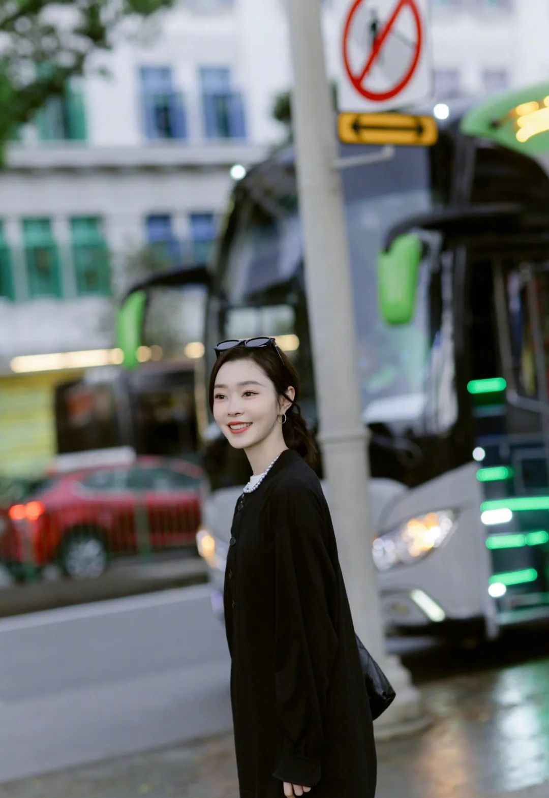 被宋轶的"一身黑"穿搭惊艳到!黑色这么穿,简约高级又时髦