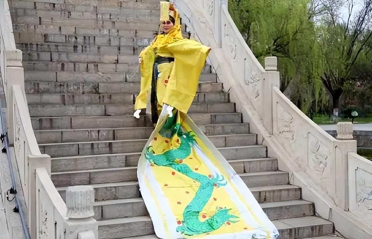 纪实河南女子模仿武则天泡面当王冠麻袋做龙袍结果如何