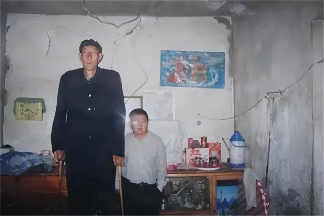 回顾中国巨人鲍喜顺不顾医生反对执意生子如今一家怎样