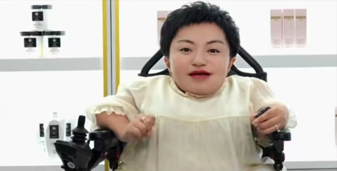 回顾"玻璃人"李喜梅:结过两次婚,身高不足1米,身价却高达上千万