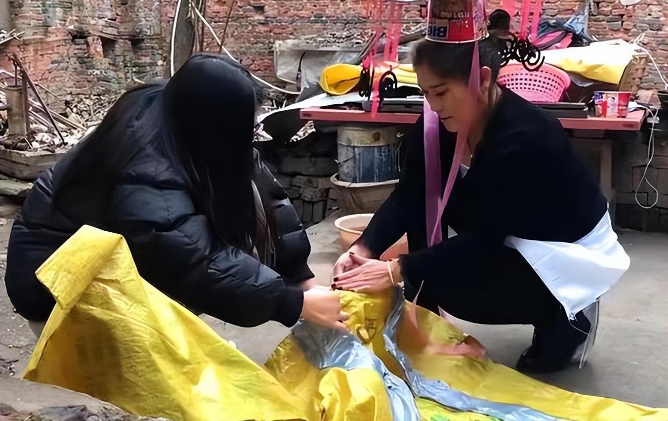 纪实河南女子模仿武则天泡面当王冠麻袋做龙袍结果如何