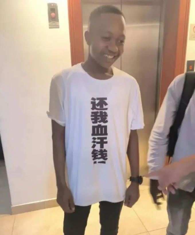 "中文风靡全球!"留学生看到老外身上的t恤,难以抑制笑意
