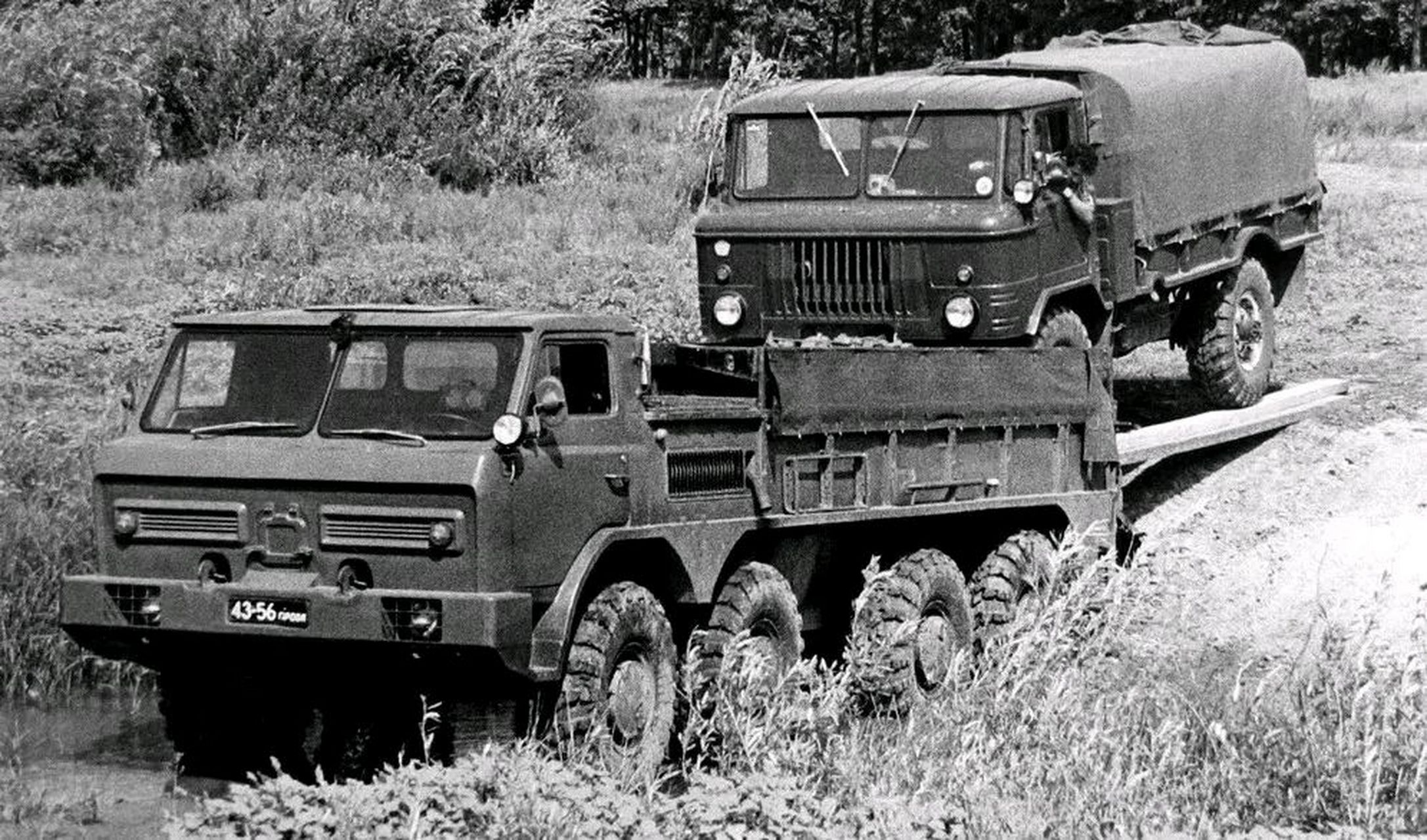 测试中的苏联全地形军用卡车gaz-44.