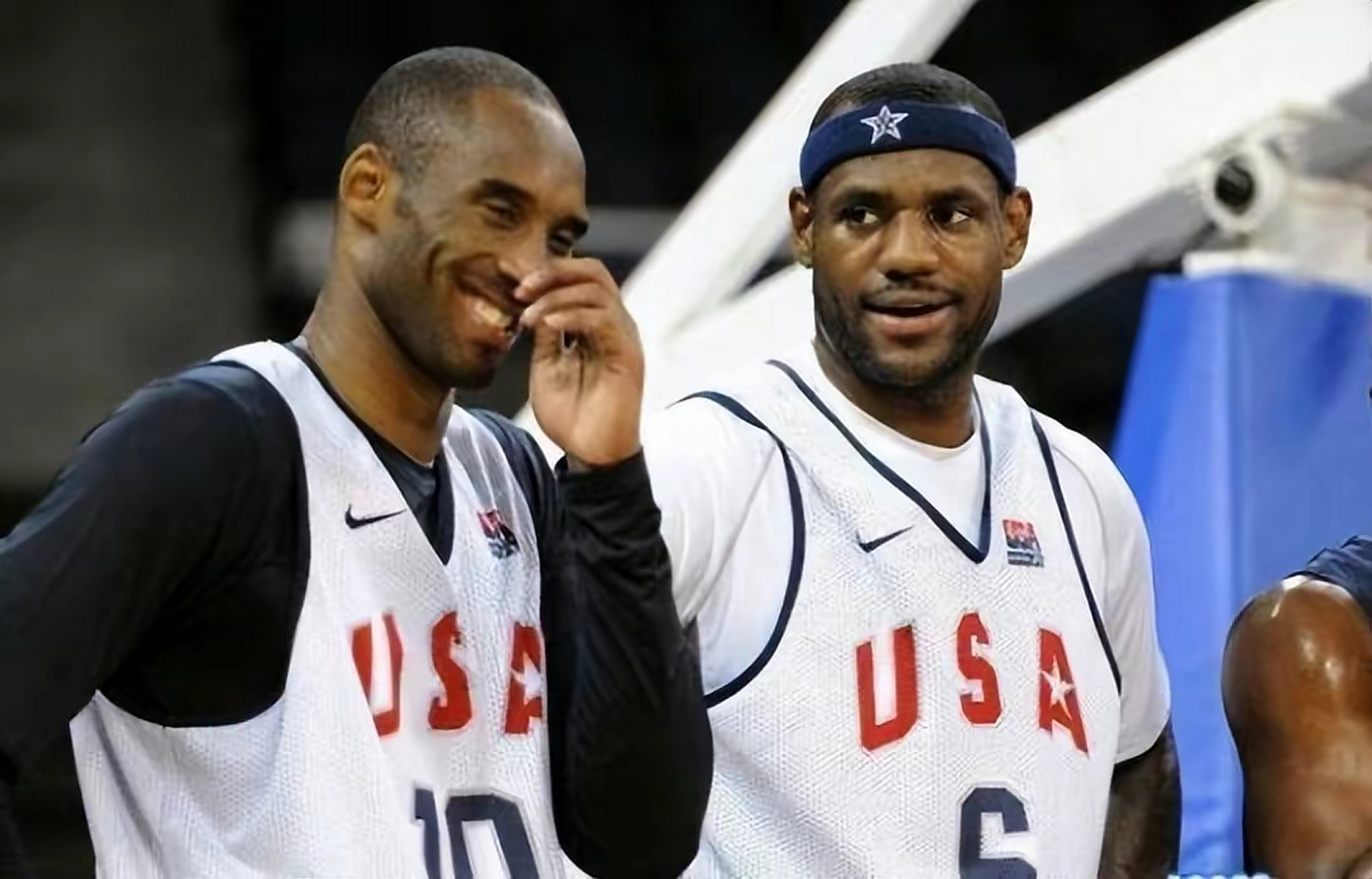 詹姆斯早就拥有一颗抱团的心,当年在美国国家队,主教练讲完话之后,问