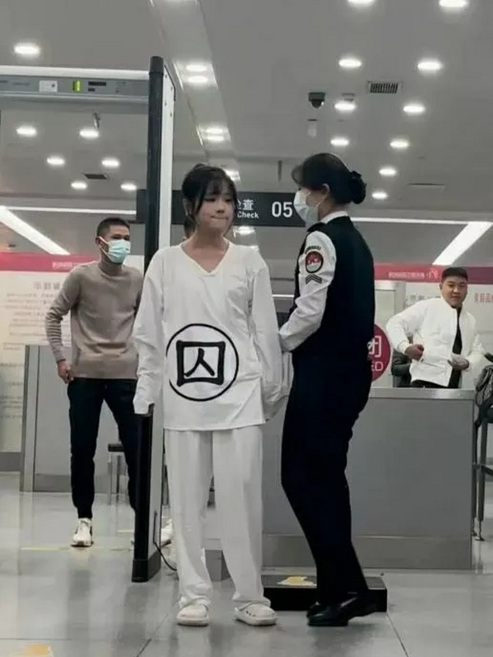 一女子身穿囚服现身高铁站,大家都以为她是从古代刑场穿越到现代的.
